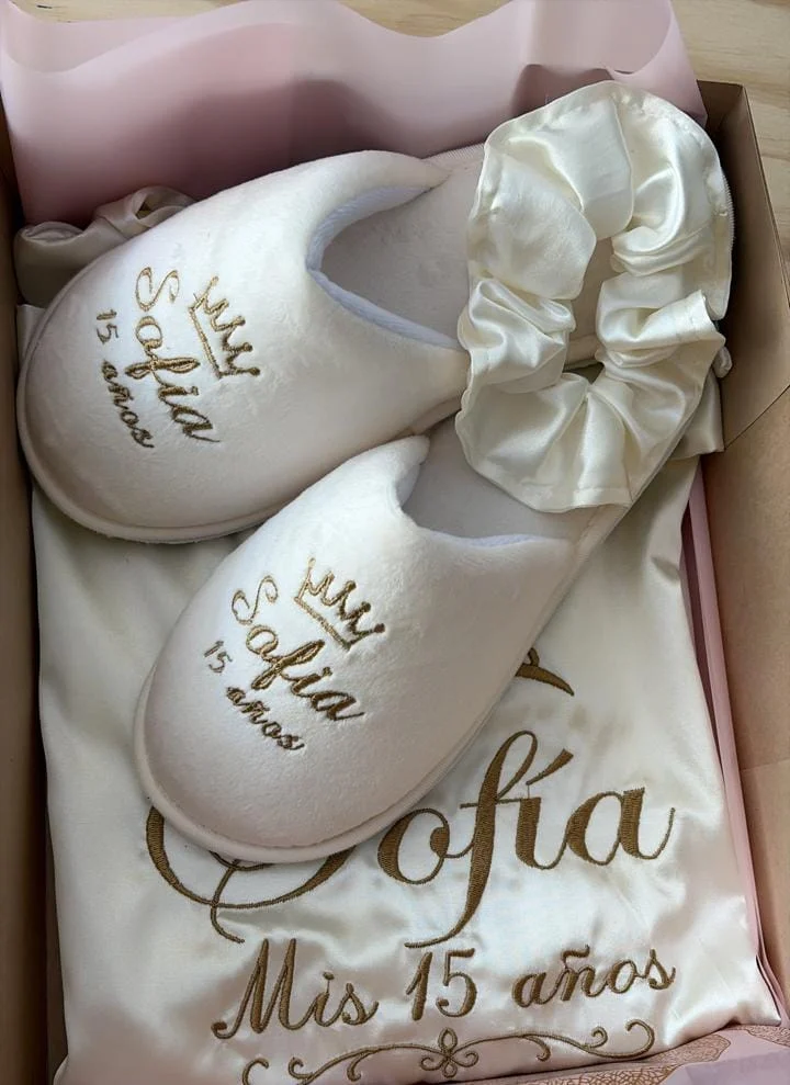 KIT Clásico - Kit Bata y Pantuflas Bordadas