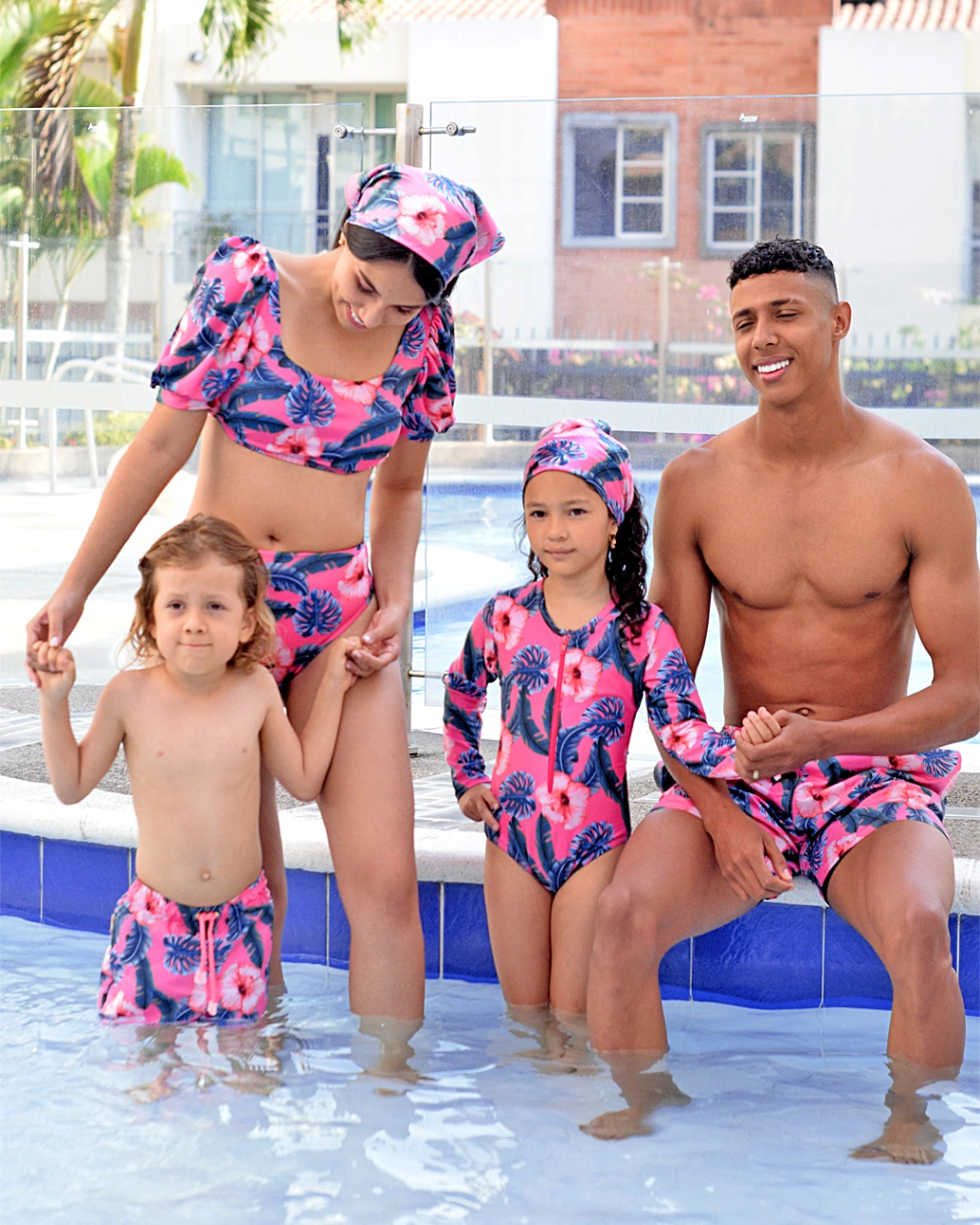 Combo Familia de 4: Papá, Mamá e Hijos Estampado Rosado con Hojas