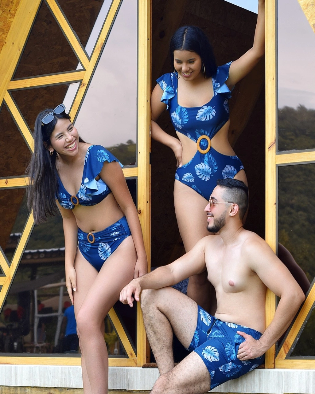 Combo Amigos Hojas Azules Fondo Azul