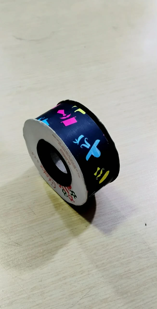 CE9X25-001 CINTA ESTAMPADA NEGRA CON CORBATAS Y SOMBREROS