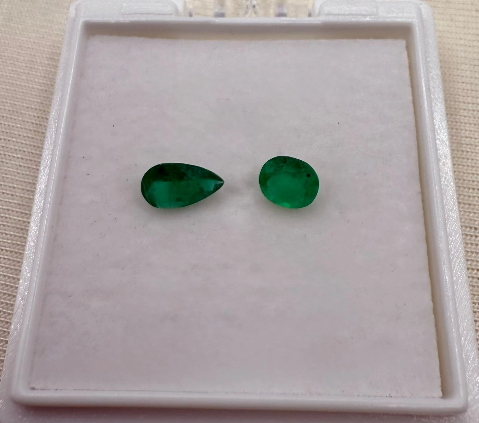 PAR ESMERALDAS TALLA REDONDA Y LAGRIMA