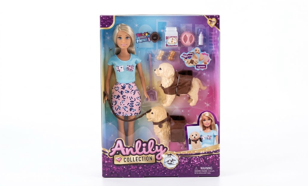 Muñeca de juguete con mascota